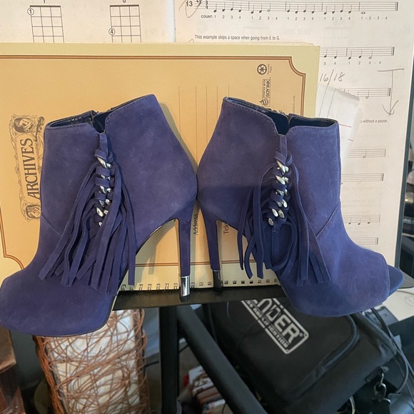 GUESS - Picture 3 of 12